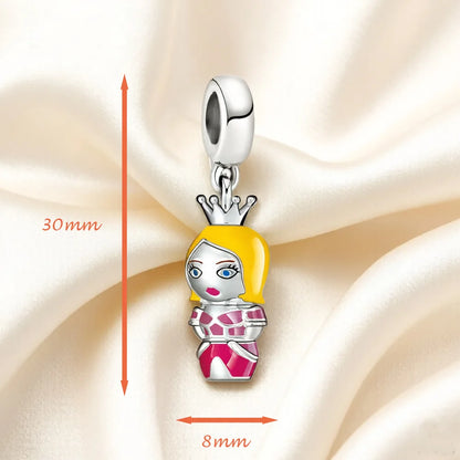 Silberner Schmuck-Anhänger mit Puppenmotiv, gelbem Haar, pinkem Kleid, 30×8 mm