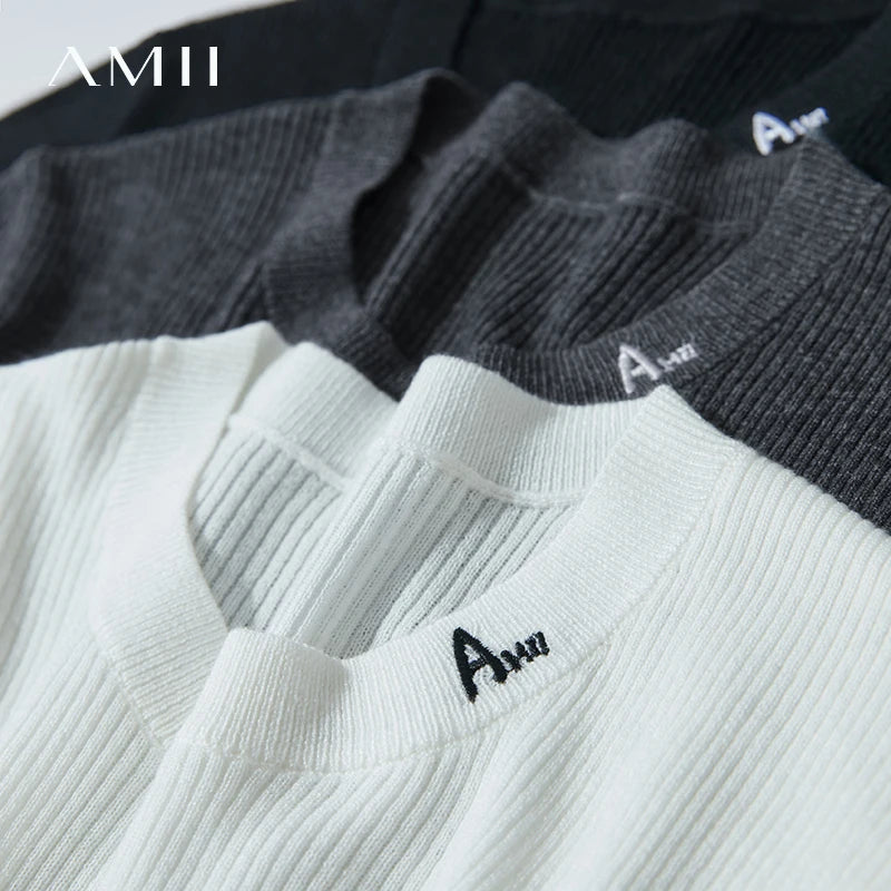 Strick-Detail: gerippter Pullover in dunkelgrau und weiß, AMII-Label am Bündchen