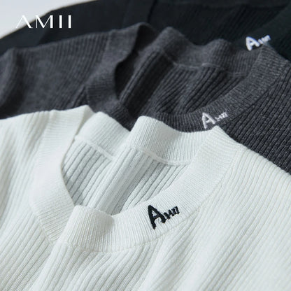 Strick-Detail: gerippter Pullover in dunkelgrau und weiß, AMII-Label am Bündchen