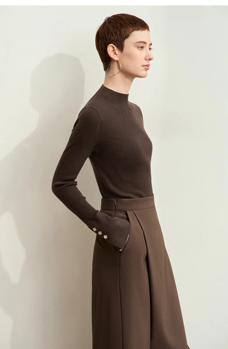 Damen-Strickpullover mit Stehkragen, dunkelbraunes Strickteil und Metallschnallen am Schlitzbund