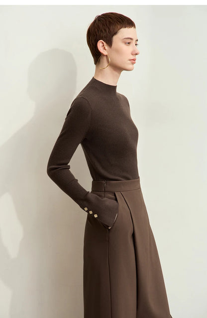 Damen-Strickpullover mit Stehkragen, dunkelbraunes Strickteil und Metallschnallen am Schlitzbund