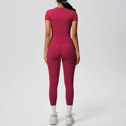 Burgunderrotes Sport-Set: Crop-Top und Leggings, eng geschnitten, 3/4-Länge, weißer Beinabschluss.