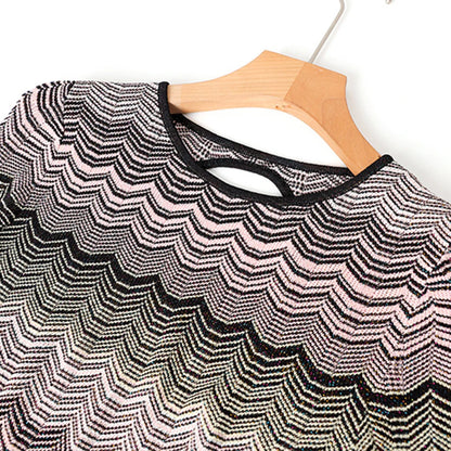 Zweiteiliges Damen-Set mit Rundhals und langen Ärmeln – Oberteil mit Diamant-Details und Rock mit hoher Taille und Patchwork-Taschen.