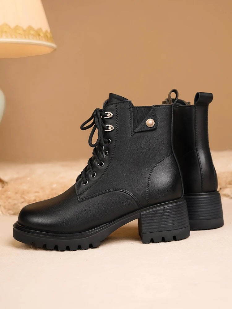 Schwarze Schnür-Ankle-Boots mit breitem Blockabsatz und Profilsohle