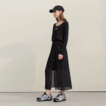 Schwarzer Chiffon-Midirock mit Seitenschlitz, drapierter Taille und fließendem Saum