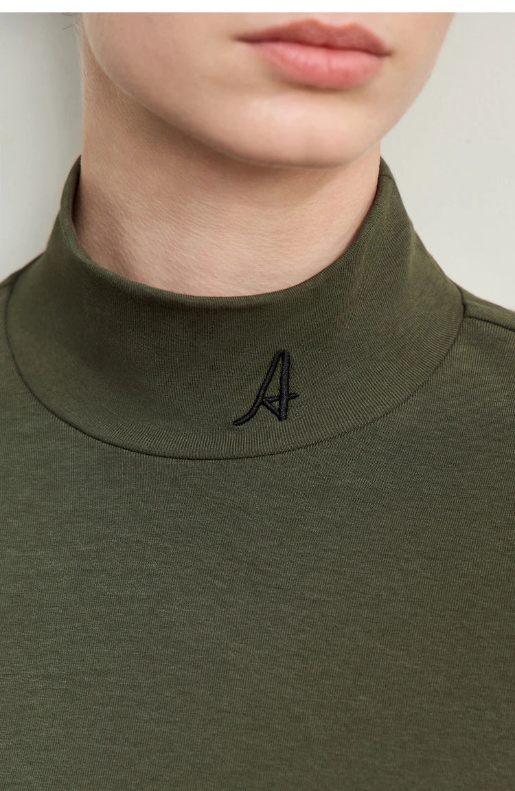 Damen T-Shirts im Minimalismus-Stil mit Mock-Neck und Stickerei aus Baumwolle