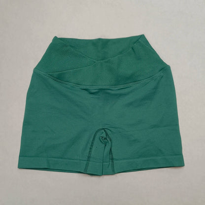 Nahtlose Yoga-Shorts in Dunkelgrün mit breitem Bund und eingesetzter Naht