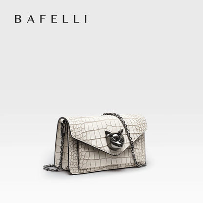 Echtleder-Crossbody-Clutch in Chalk mit Klappverschluss und Kettenriemen, Seitenansicht