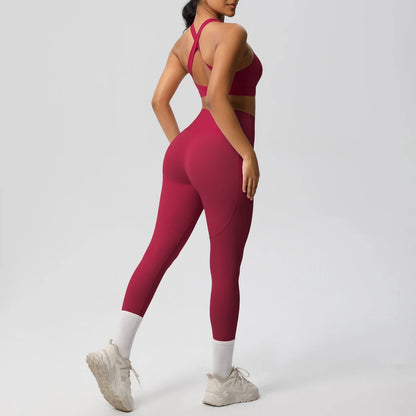 Yoga-Set: weinrotes Sport-Top mit Rücken-Cutout und High-Waist-Leggings
