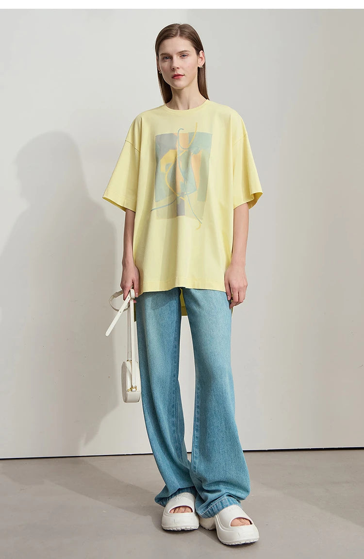 Damen T-Shirt im minimalistischen Design mit unregelmäßigem Schnitt und abstraktem Druck