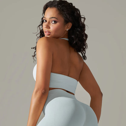 Sport-BH in Hellblau, Rückenansicht mit breitem Band und Racerback