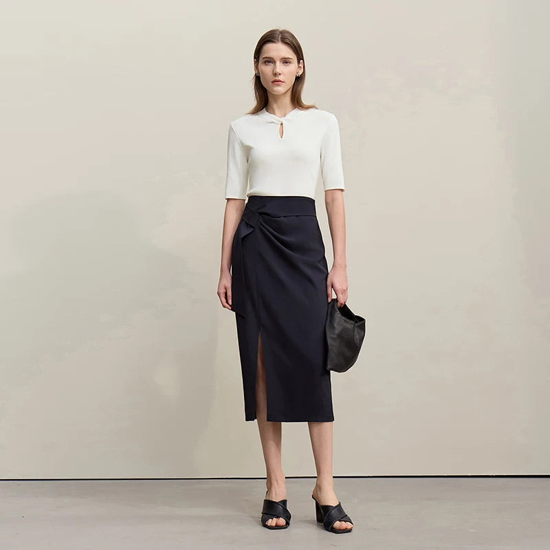 AMII Damen-Top in Weiß, Halbarm, kleiner Knopfloch-Ausschnitt, gerafftes Design am Bund.