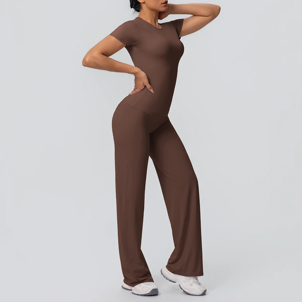Braunes Yoga-Set: kurzärmeliges Top mit Rundhals und lange Hose