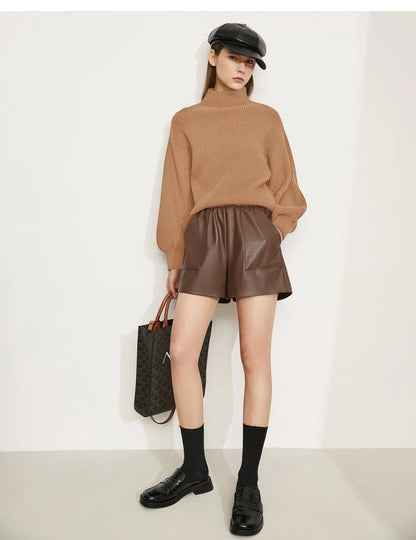 Gestrickter Pullover mit Stehkragen, beigebraun, weite Ärmel, seitliche Ansicht