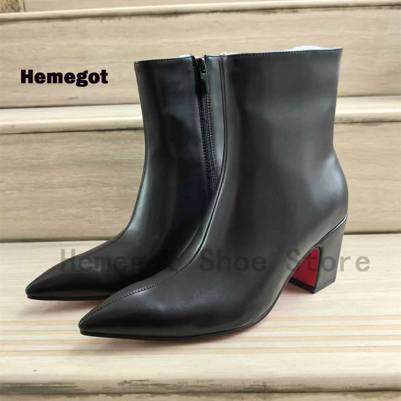 Schwarze Stiefeletten mit Seitenreißverschluss, Blockabsatz und spitz zulaufender Front