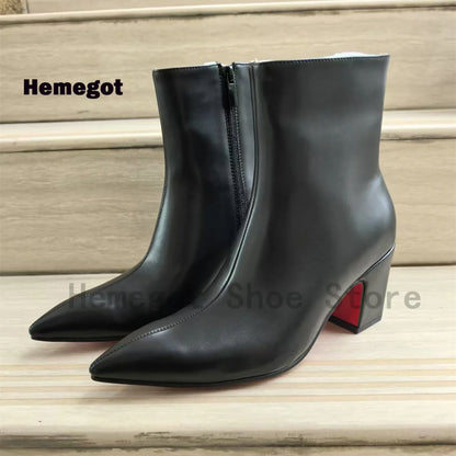 Schwarze Stiefeletten mit Seitenreißverschluss, Blockabsatz und spitz zulaufender Front