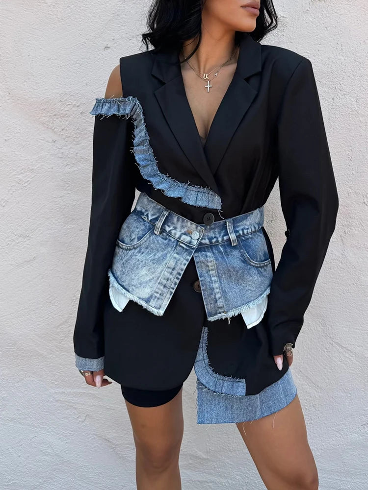 Ärmelloses Damen-Kleid mit Karree-Ausschnitt und Patchwork-Rüschen im minimalistischen Design – stilvoll und elegant.