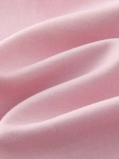Damen-Bluse in Übergröße mit doppeltem Lagenlook und Puppenkragen, Hohldesign und Stickerei – modisches Sommerhemd für den Arbeitsalltag.