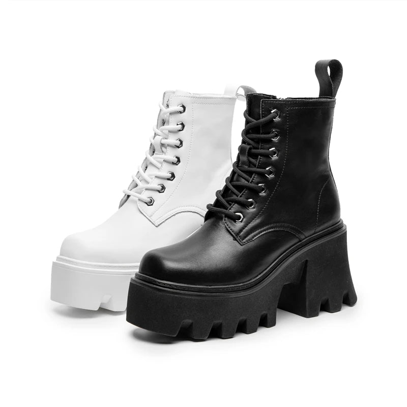 Stiefeletten im Set: weiße und schwarze Varianten mit Schnürung, quadratischer Kappe und Profilsohle