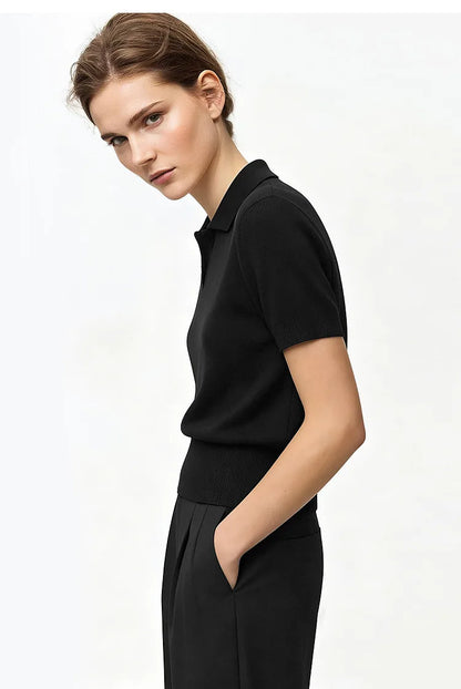 Damen-Strickpolo in Schwarz, Polokragen, kurze Ärmel, seitliche Ansicht