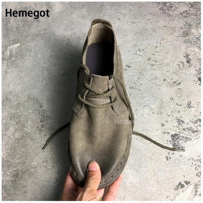 Olivfarbener Herren-Lederschnürschuh mit offenem Einstieg und dunklem Innenfutter