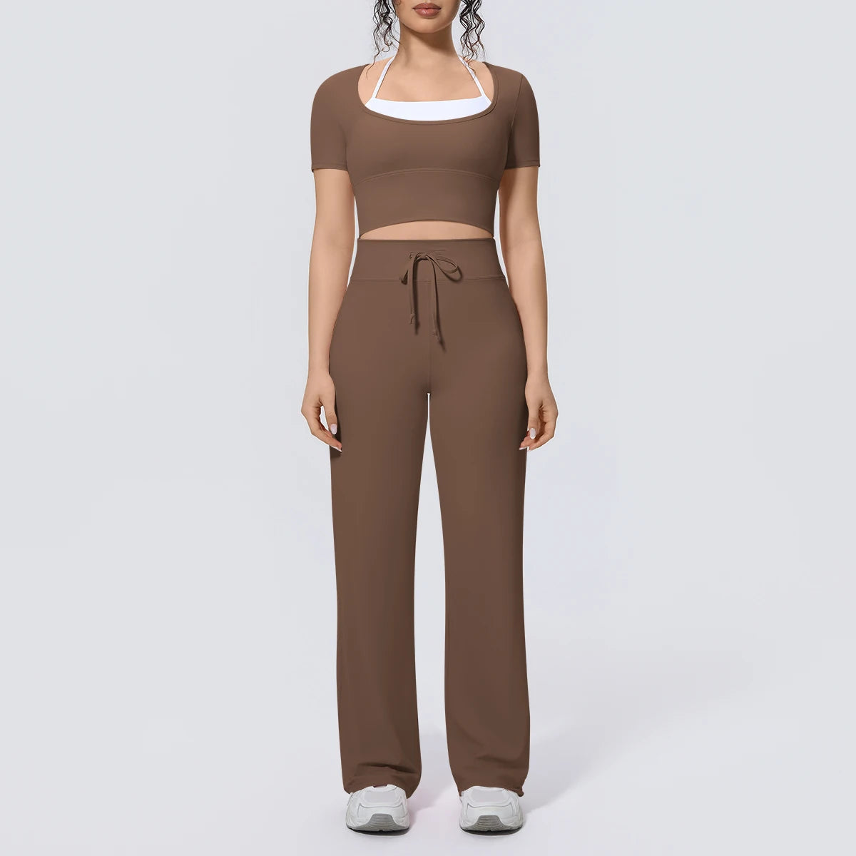 Braunes Yoga-Set mit kurzem Oberteil und weiter Hose, Frontansicht
