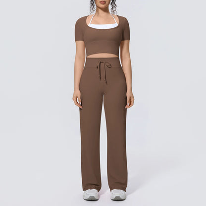 Braunes Yoga-Set mit kurzem Oberteil und weiter Hose, Frontansicht