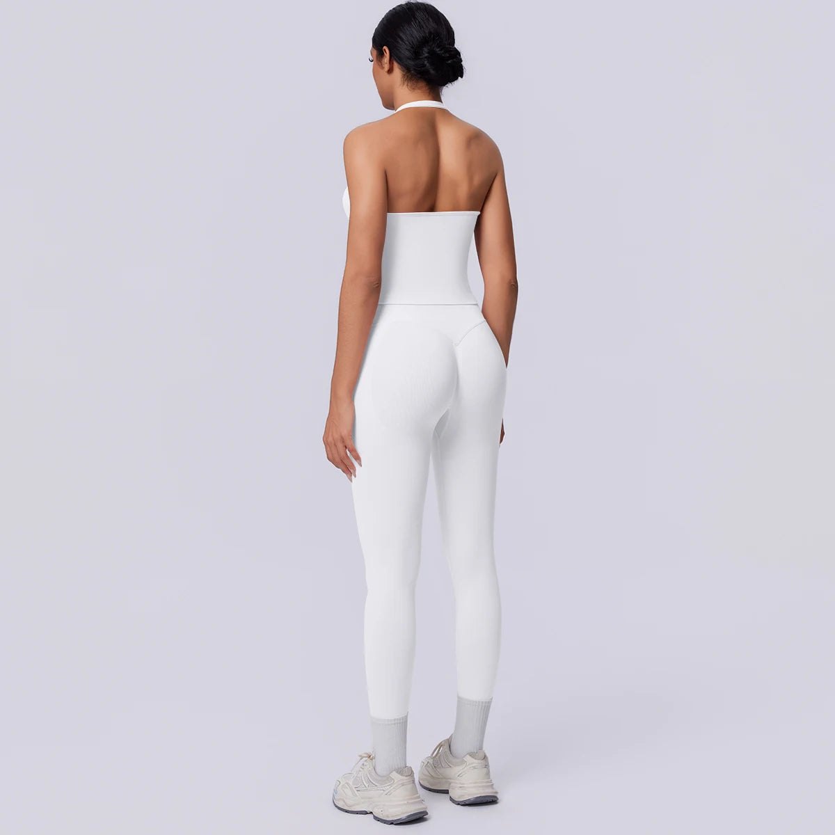 Nahtloses Yoga-Set in Weiß: Rückenansicht mit Trägershirt und 7/8-Leggings.