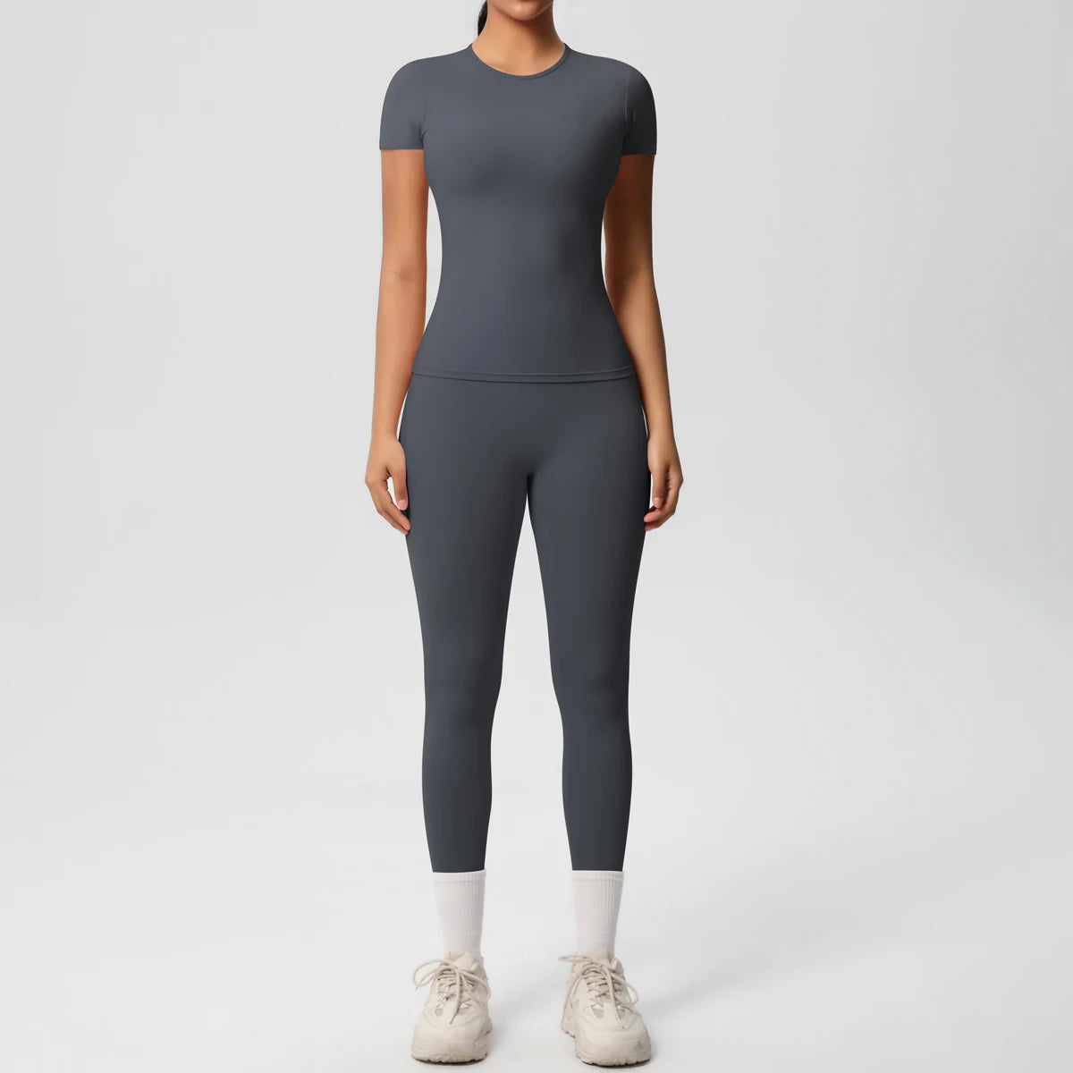 Dunkelgraues Sport-Set mit Crop-Top und Leggings, slim fit, 3/4-Länge, weißer Abschluss.