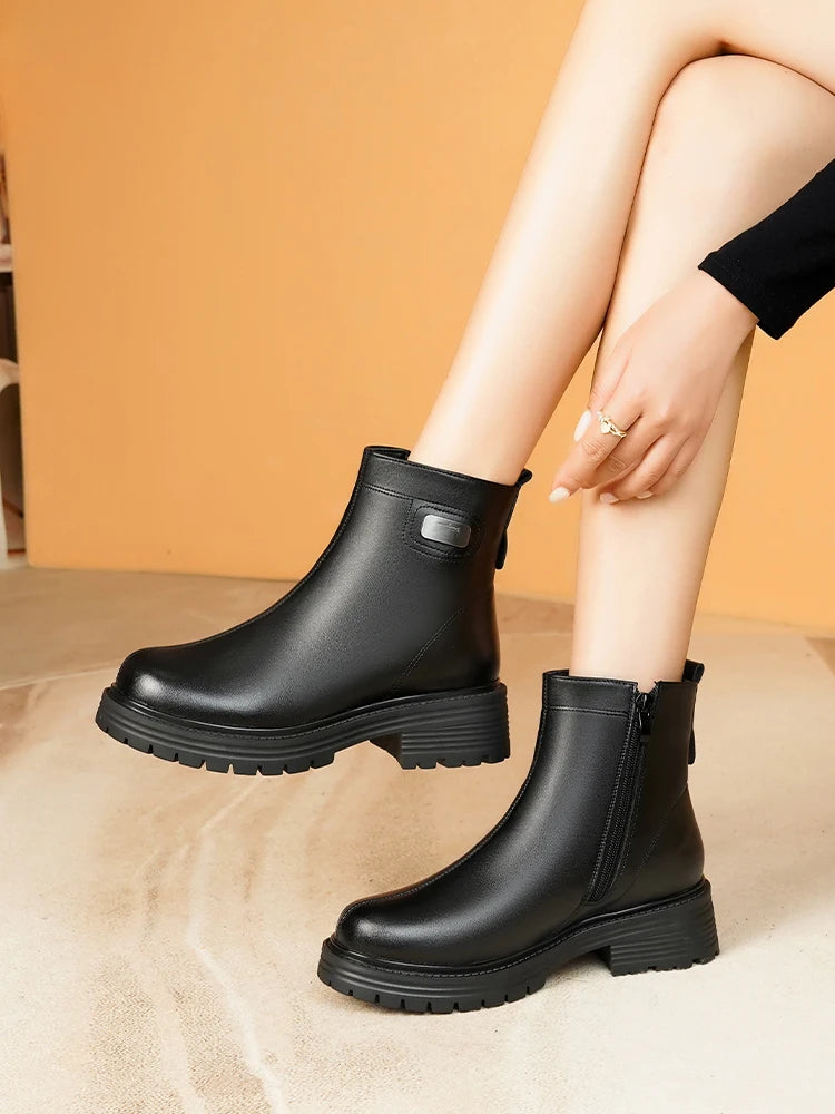 Schwarze Stiefeletten mit Kunstleder-Look, dicker Profilsohle und Zuglasche am Schaft