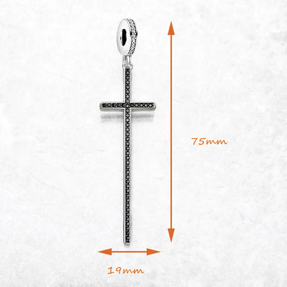 Kreuz-Anhänger aus Sterlingsilber, Detail mit Maßangabe 75 mm und schwarzem Besatz