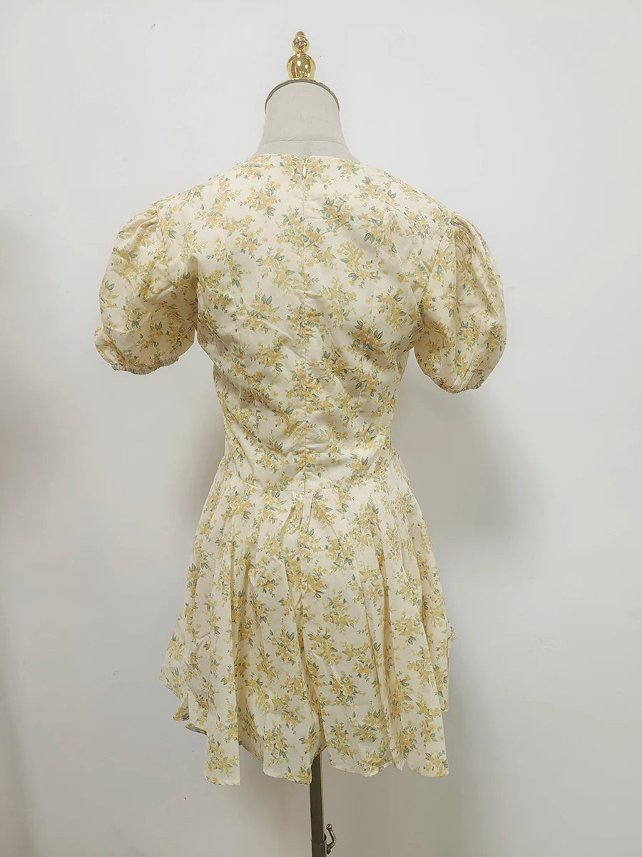 Langes Damen-Patchwork-Kleid mit Rüschen und Falten, Rundhalsausschnitt und langen Ärmeln – ideal für besondere Anlässe.