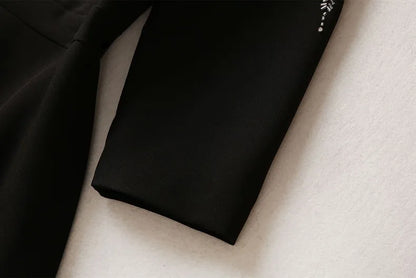 Elegantes Damenkleid mit quadratischem Ausschnitt, halblangen Ärmeln und Pailletten-Patchwork-Design – ideal für besondere Anlässe.
