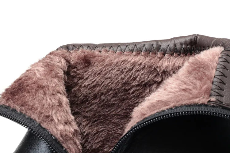 Innenansicht: braun-graues Wollfutter im Stiefel mit robustem Rand