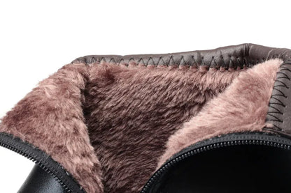 Innenansicht: braun-graues Wollfutter im Stiefel mit robustem Rand