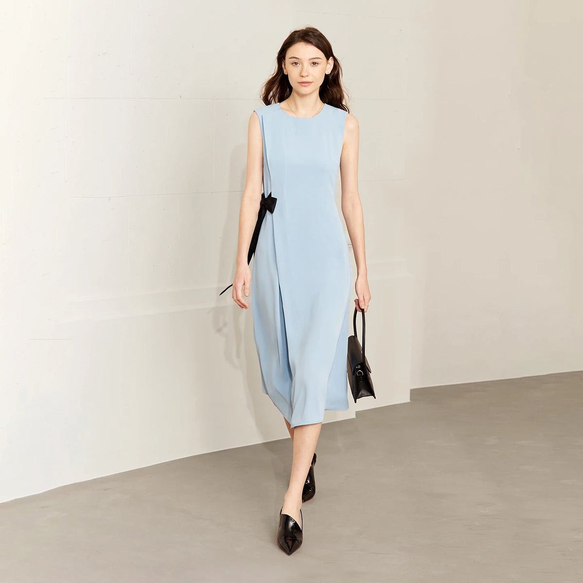 Ärmelloses Damenkleid hellblau mit Farbblock-Details und schwarzem Seitendetail