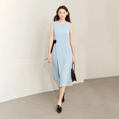 Ärmelloses Damenkleid hellblau mit Farbblock-Details und schwarzem Seitendetail