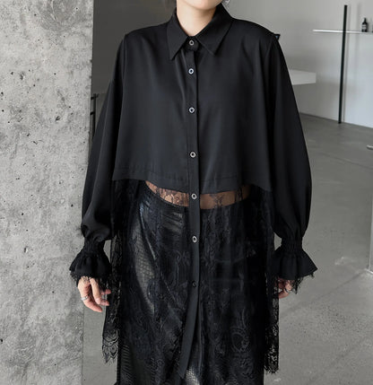 Elegantes Damen-Minikleid mit Rundhalsausschnitt, langen Ärmeln und Schnürung im Patchwork-Design – figurbetont und stilvoll.