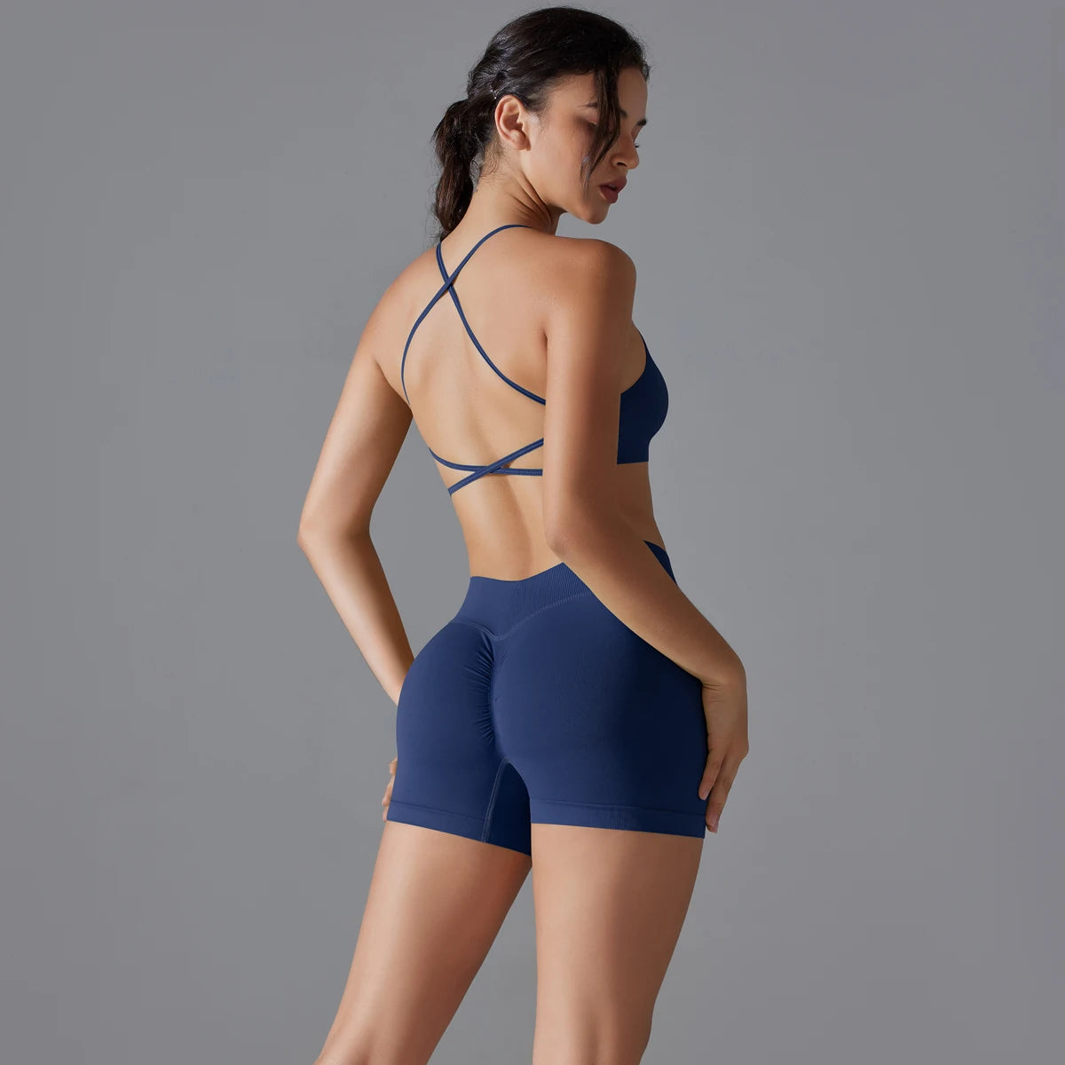 Hamidou nahtloses Yoga-Set in Navy: Rückansicht von Sport-BH und Shorts