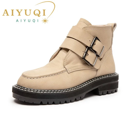 AIYUQI Stiefelette aus beigem Leder mit Schnallenriemen und dicker Profilsohle
