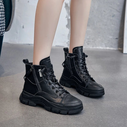 Schwarze Damensneaker-Boots mit Schnürung, seitlicher Lasche und robuster Profilsohle