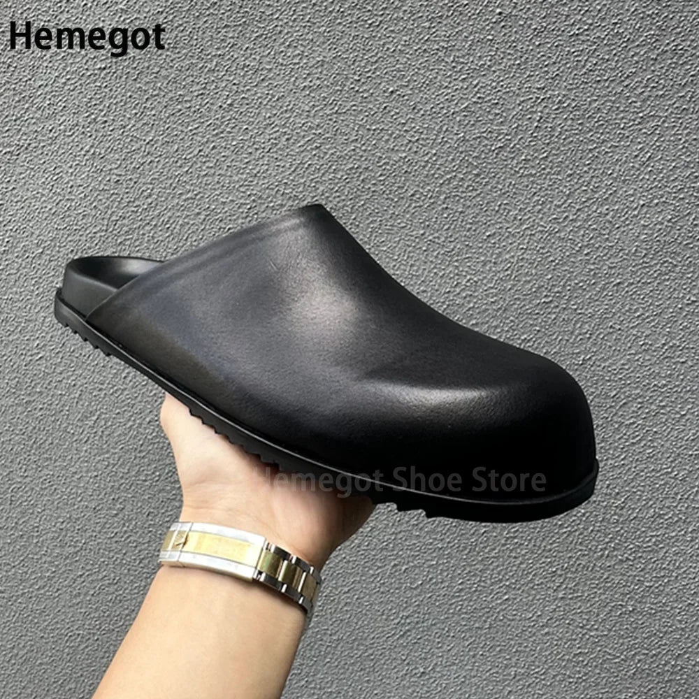Schwarzer Herren-Slipper aus Lederoptik mit rundem Zeh und breiter Sohle, Slip-On