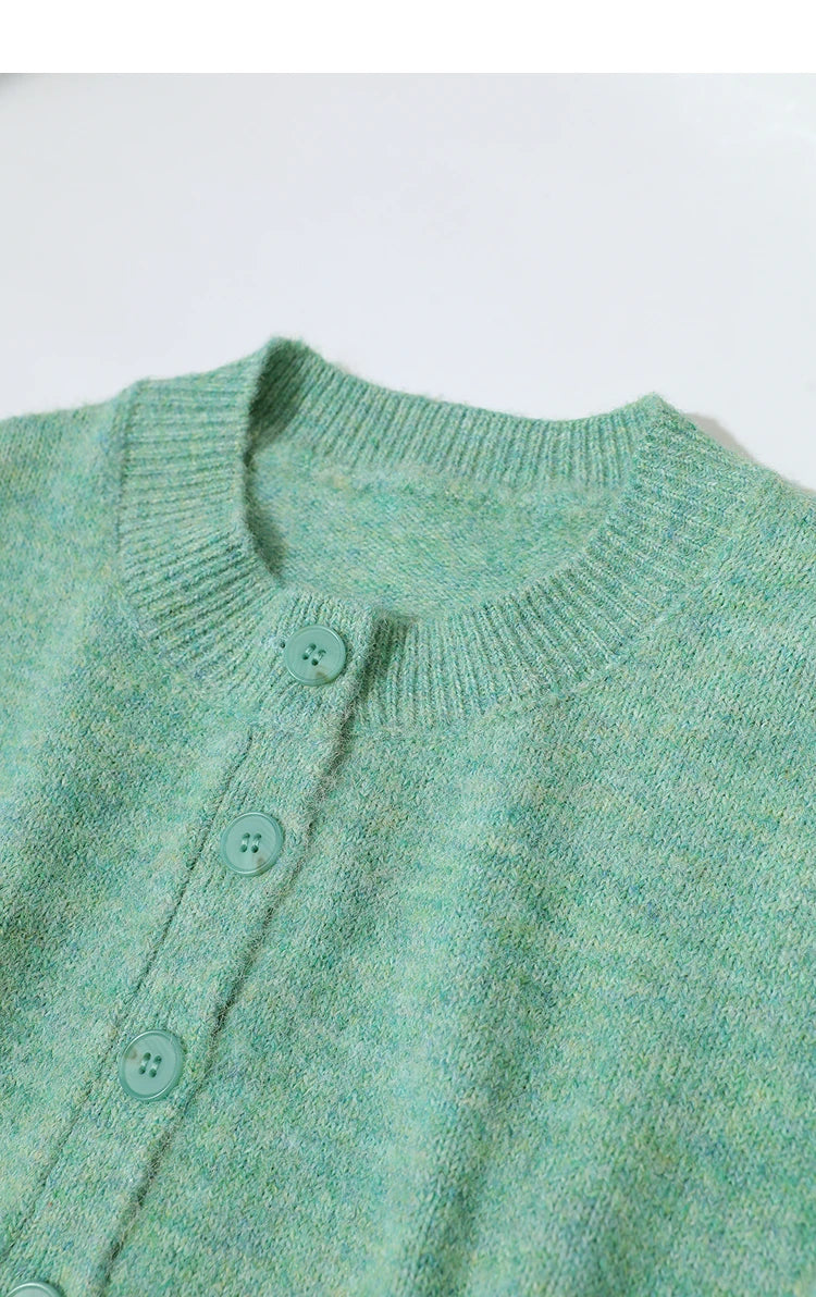 Damenpullover Grün mit Knopfdetails vorn und geripptem Kragen, feine Strickstruktur