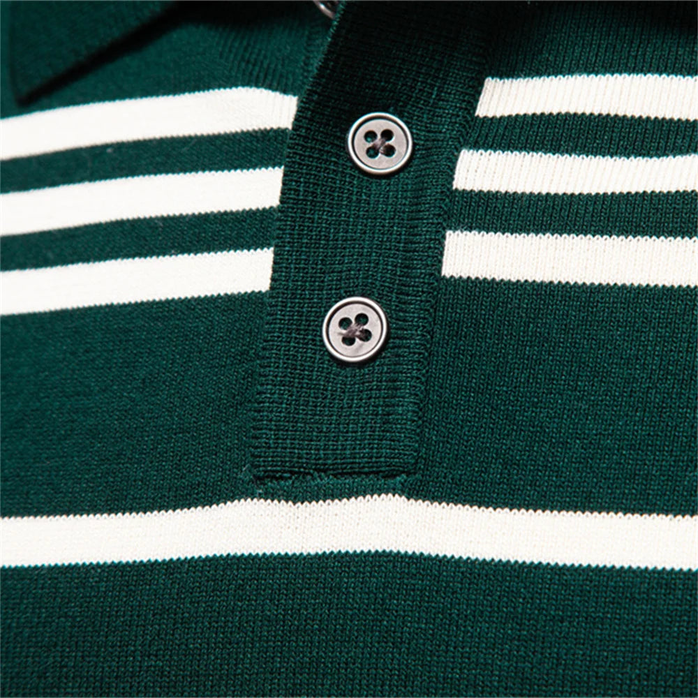 Poloshirt-Revers und Knopfleiste mit zwei Knöpfen, dunkelgrün-weiß gestreift