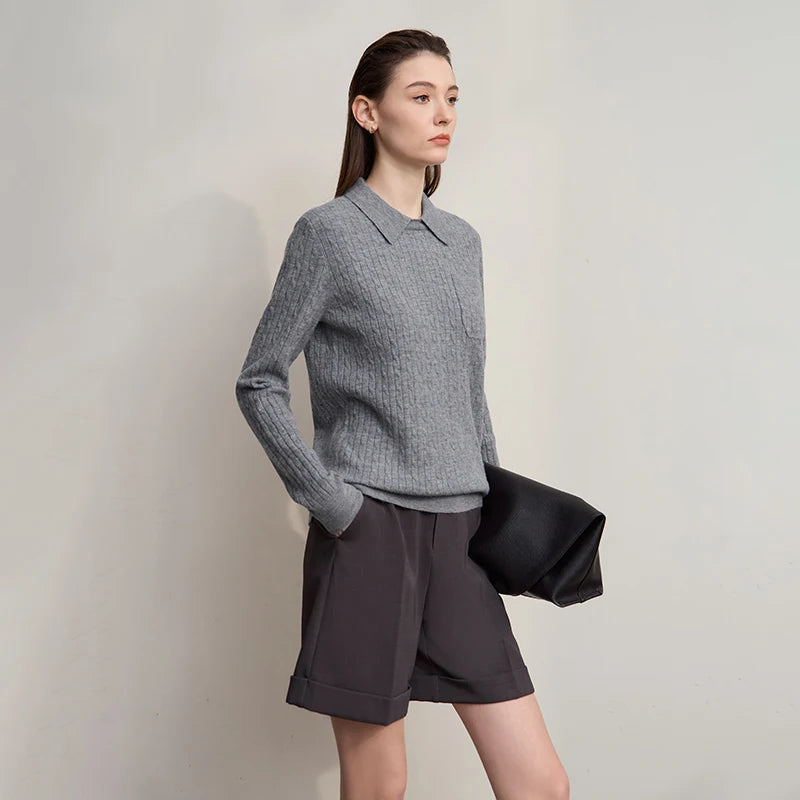 Grau melierter Pullover mit Kragen und langen Ärmeln, Feinstrickoptik