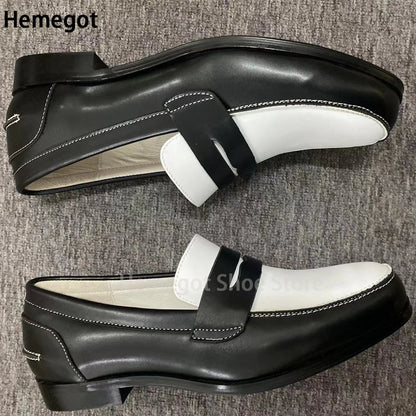 Schwarze Loafer mit weißem Einsatz, Schlupfdesign, dicke Sohle, Nahtdetails.