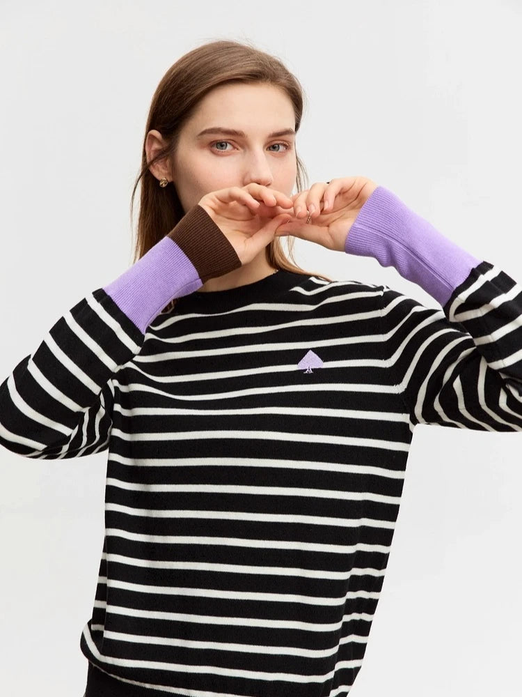 Gestreifter Damenpullover mit langen Ärmeln und lila Bündchen, Detail der Bruststickerei