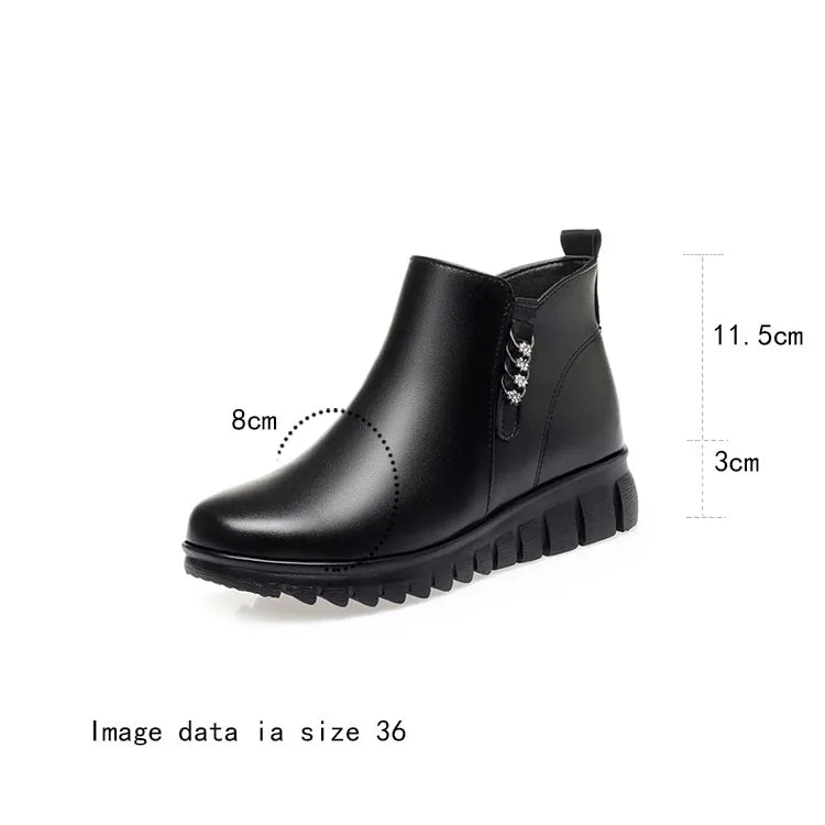 Schwarzer Kurzstiefel bis zum Knöchel mit Zipper am Schaft und dickem Profilsohlenlauf