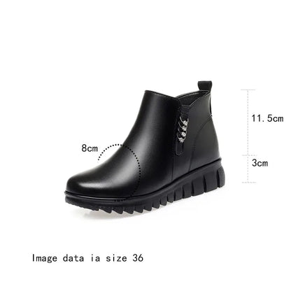 Schwarzer Kurzstiefel bis zum Knöchel mit Zipper am Schaft und dickem Profilsohlenlauf