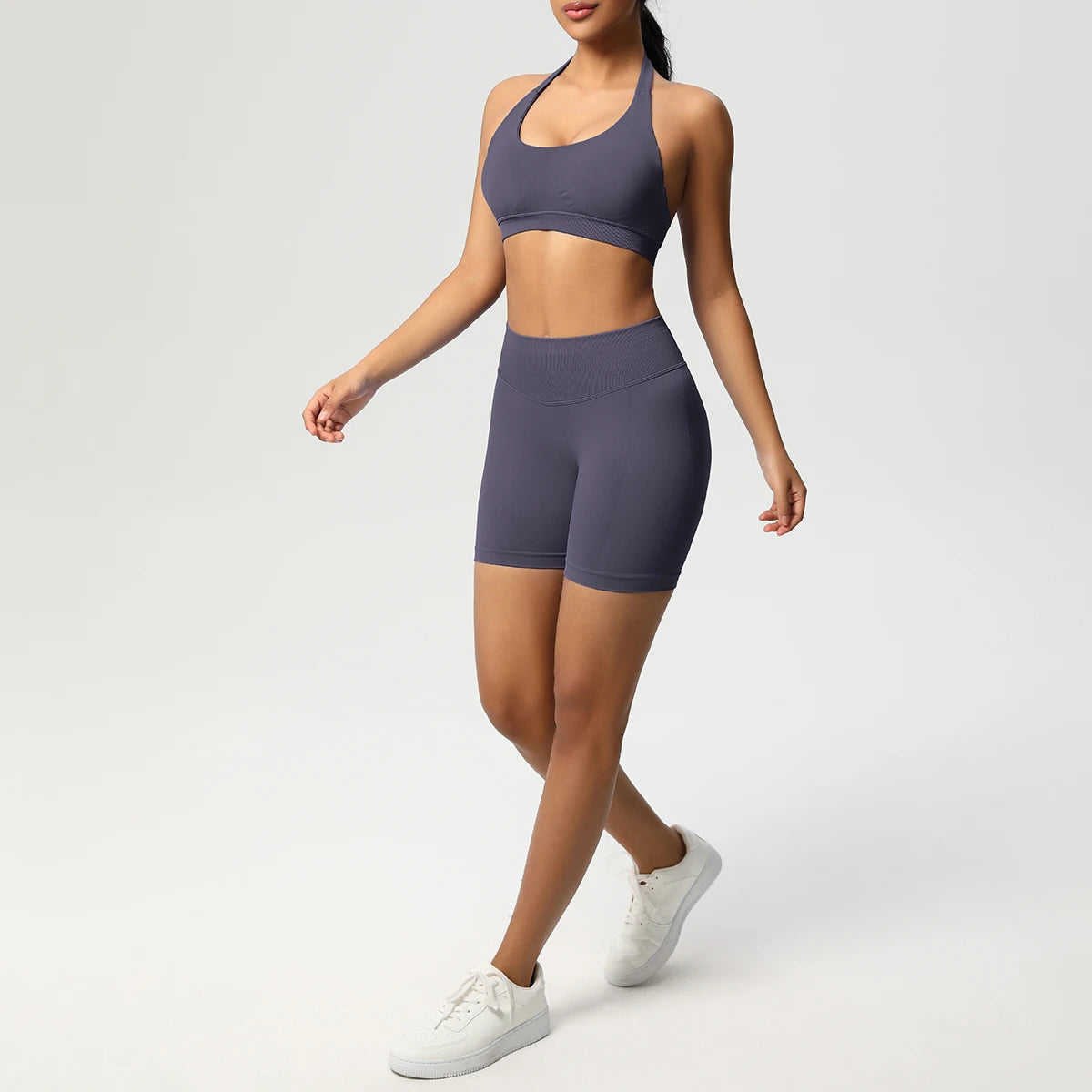 Nahtloses Yoga-Set mit Sport-BH und Shorts in dunkelblau